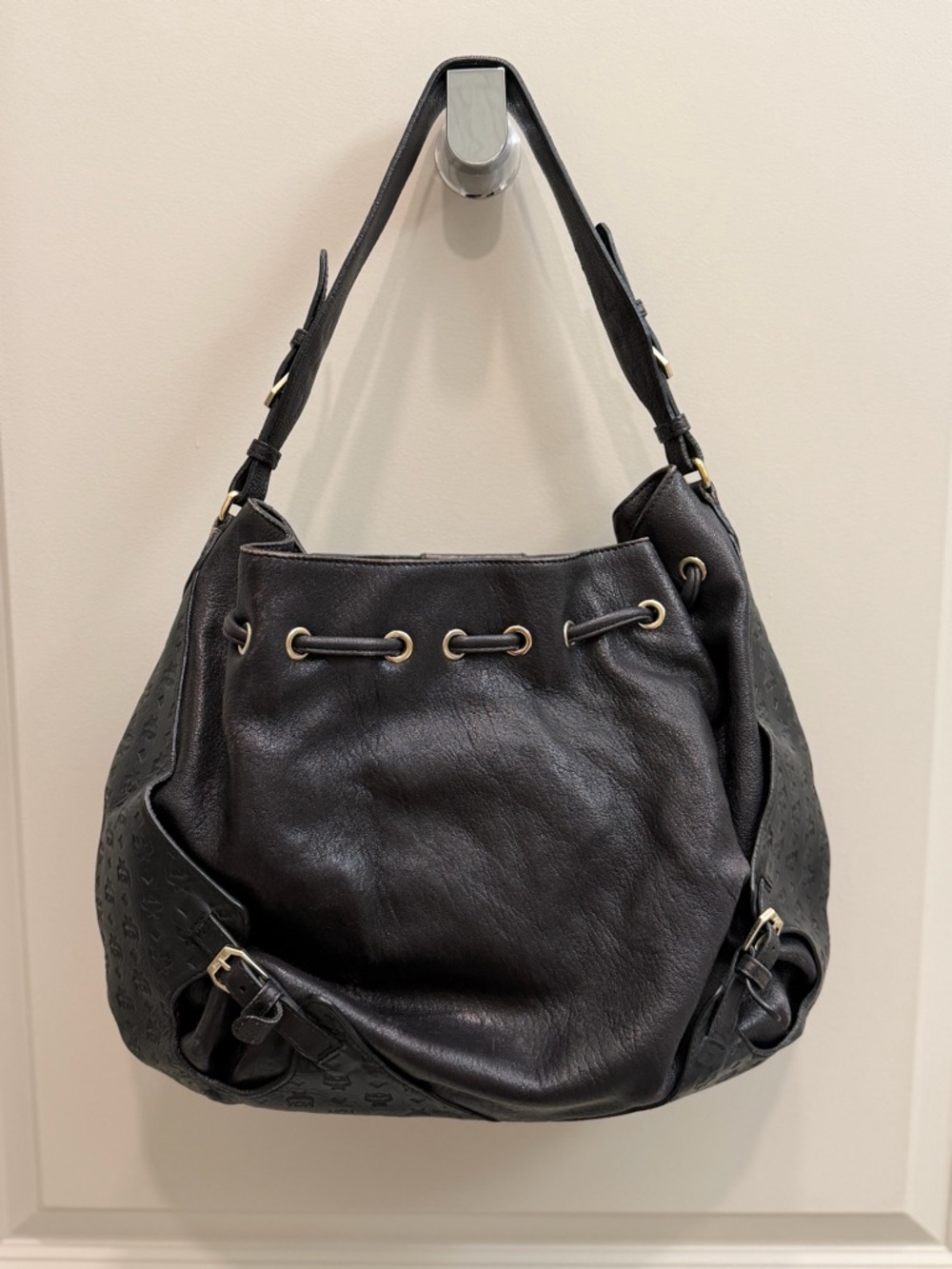 MCM Black Leather Monogram Drawstring Hobo with Gold Hardware - Picture 4 of 15